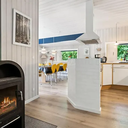 Freija - 800m From The Sea By Interhome